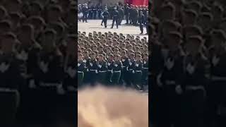 Военные поют песню Кино «Группа крови», репетируя парад на Красной площади 2025