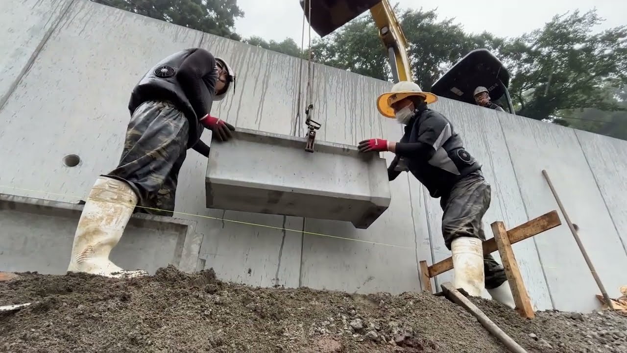 私たちの暮らしの安全を守る側溝を設置する。【ベンチフリューム据付工事】