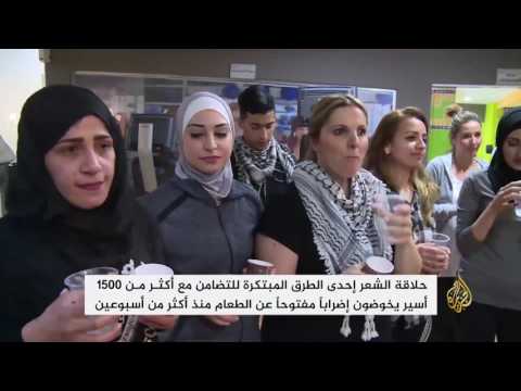 حلاقة الشعر.. طريقة مبتكرة للتضامن مع الأسرى الفلسطينيين
