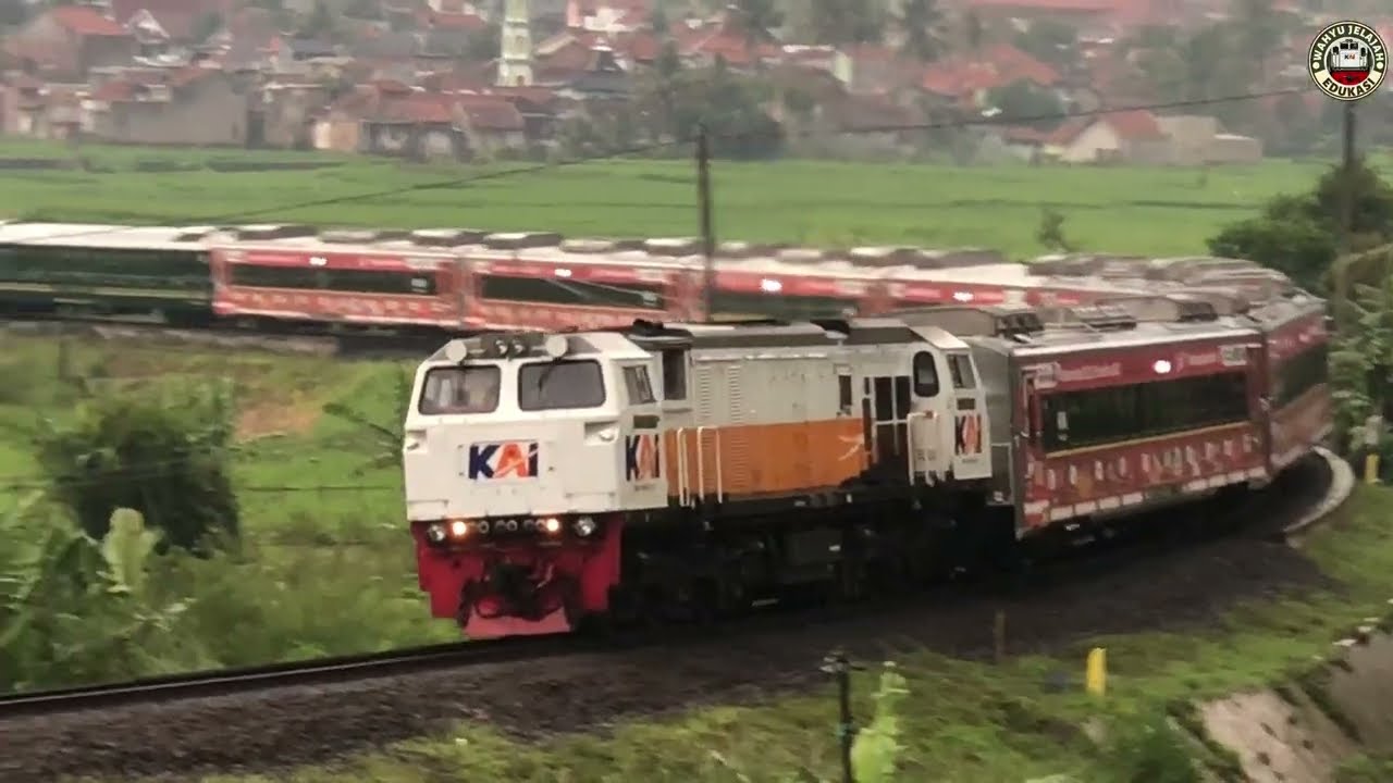 KERETA API MERAUNG-RAUNG NANJAK DAN MENURUN DI TRACK BASAH HUJAN DERAS