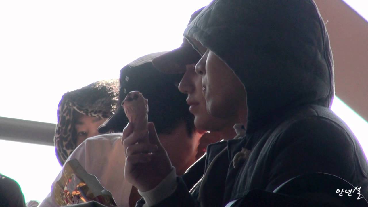 120112 Osaka Airport - leeteuk eats chocolate (not icecream, sorry ^6;)