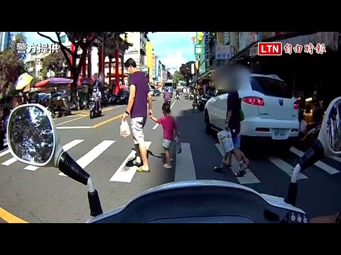網稱「高雄警察缺業績」 警公布密錄器畫面「未停讓行人」開單(警方提供) - 網稱「高雄警察缺業績」 警公布密錄器畫面「未停讓行人」開單(警方提供)