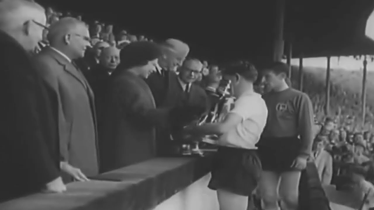 FA Cup with Queen Elizabeth II in 1962 | Soccer History