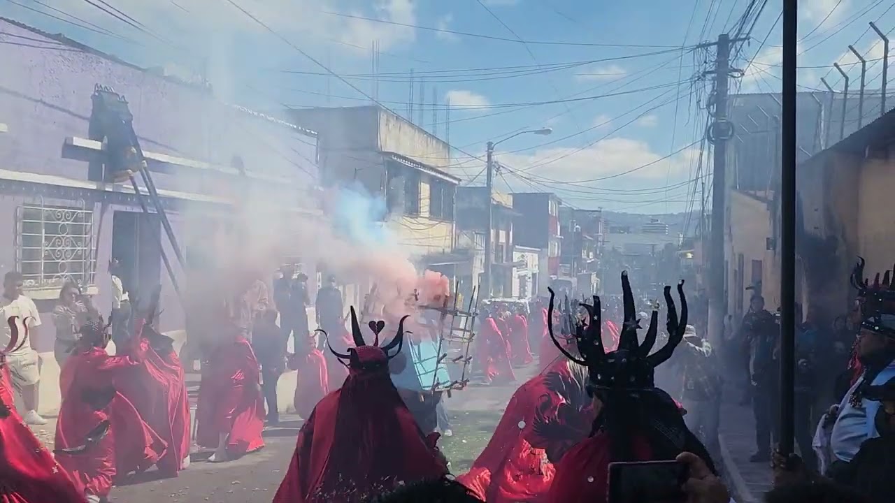 Solemne Procesión de la Virgen de la Pólvora: Reina de la Zona 8