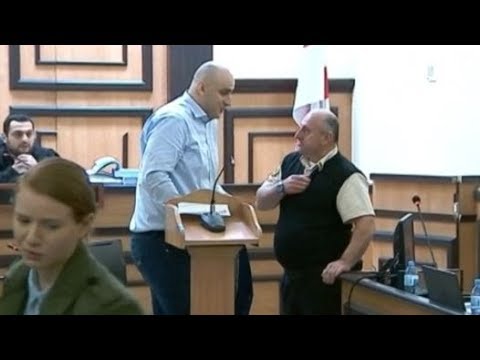 მოსამართლეს  სინამდვილეში „ოცნების“ მაისური აცვია  - მელია  პროცესიდან გააძევეს