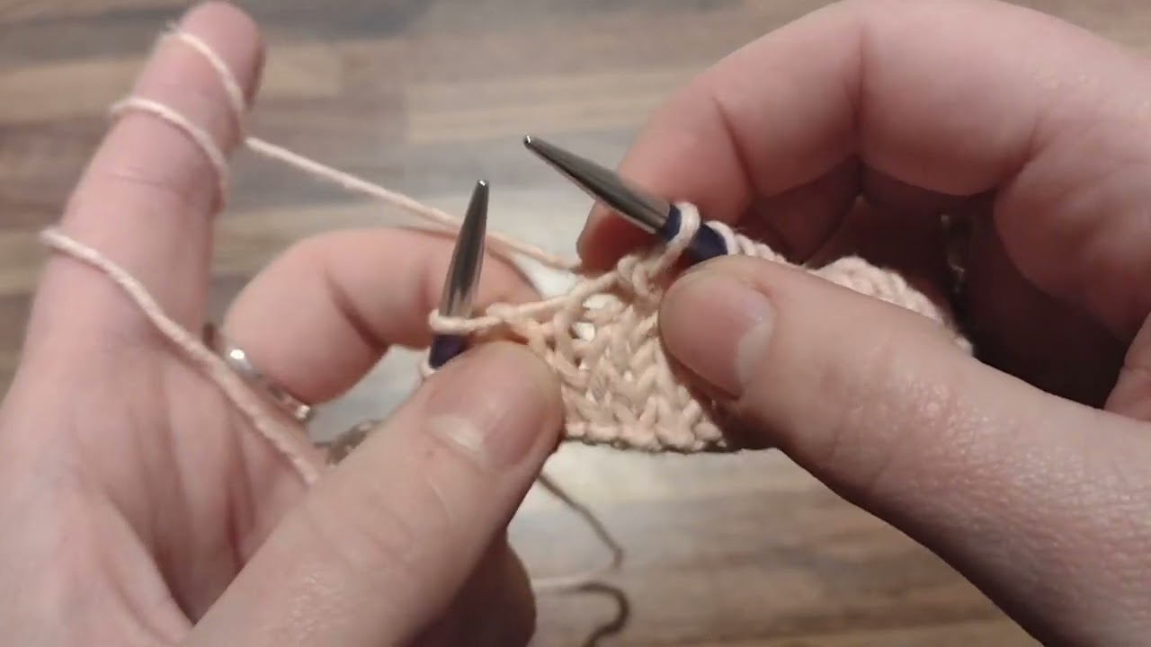 2 oczka prawe przechylone w lewą i w prawą stronę , oraz 3 oczka razem ze środkowym na wierzchu