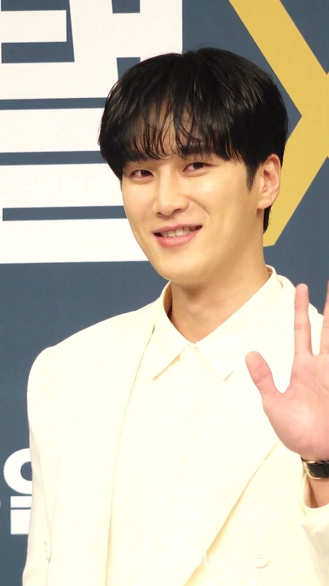 안보현, 수줍게 하트 발사~❤️