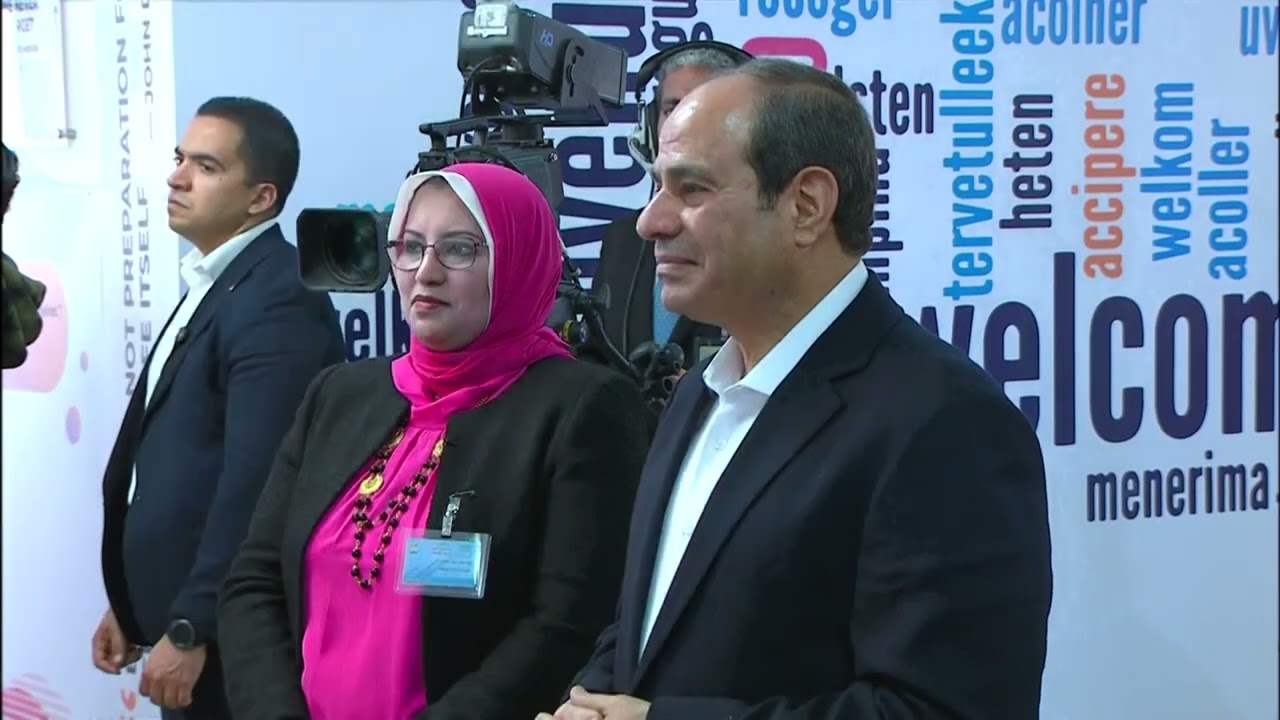 الرئيس السيسي يتفقد مدرسة المتفوقين بمدينة المنيا الجديدة ويشهد عددا من العروض الفنية بالمسرح