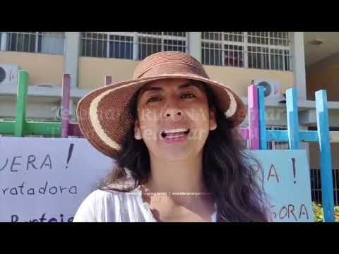 MADRES EXIGEN A LAYDA QUE RESUELVA EL PROBLEMA CON LA MAESTRA A QUIEN ACUSAN DE ∆GR€DIR A MENORES