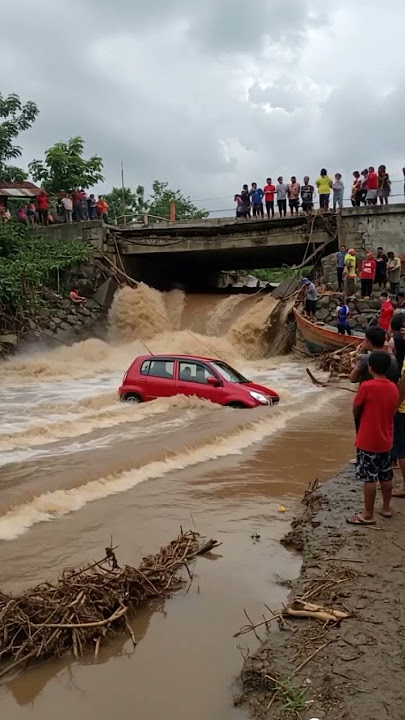 Mobil Terjebak Banjir Bandang di Bawah Jembatan Garut, Jawa Barat#banjirbandang #garut #daruratalam