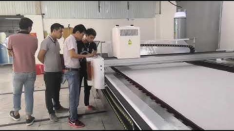 Kĩ thuật viên của xưởng học cách thao tác máy cắt tự động YINENGTECH KP-X