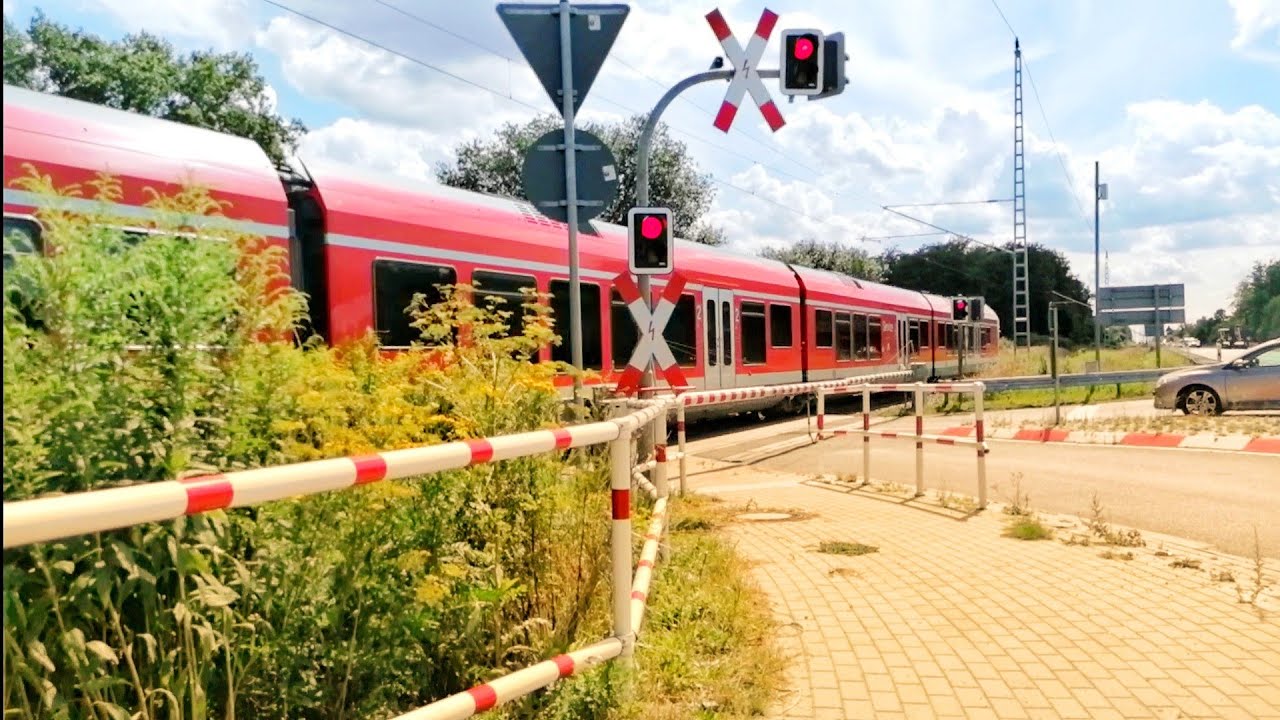 Bahnübergang Mönchhagen, Dorfstraße