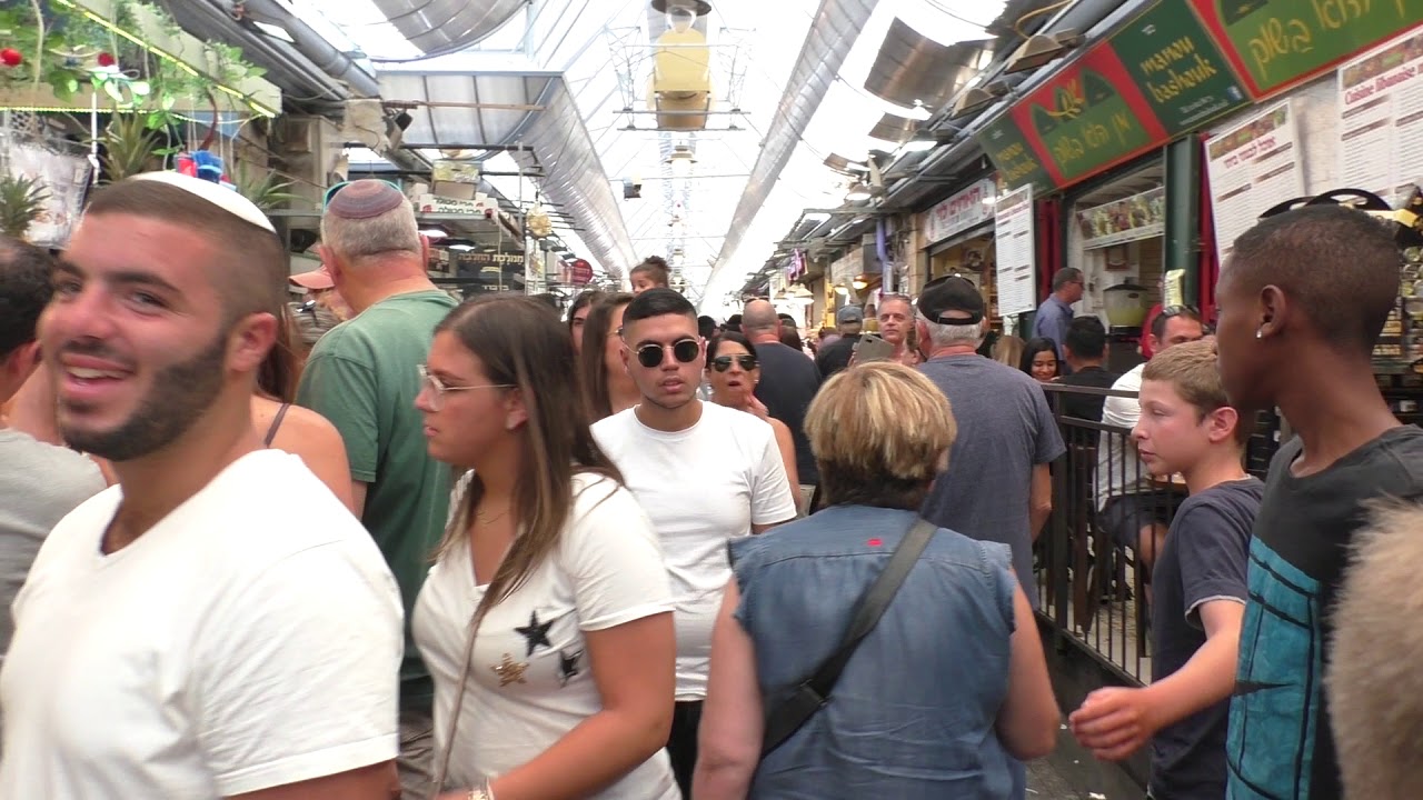 שישי בשוק מחנה יהודה בירושלים  Friday at the Mahane Yehuda market Of JERUSALEM