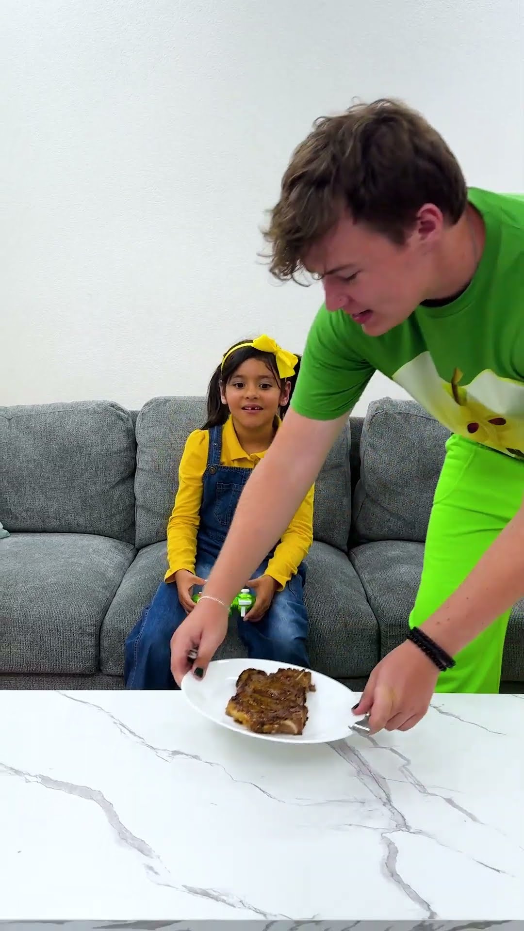 Ellie Learns to Try New Foods with Andrea!