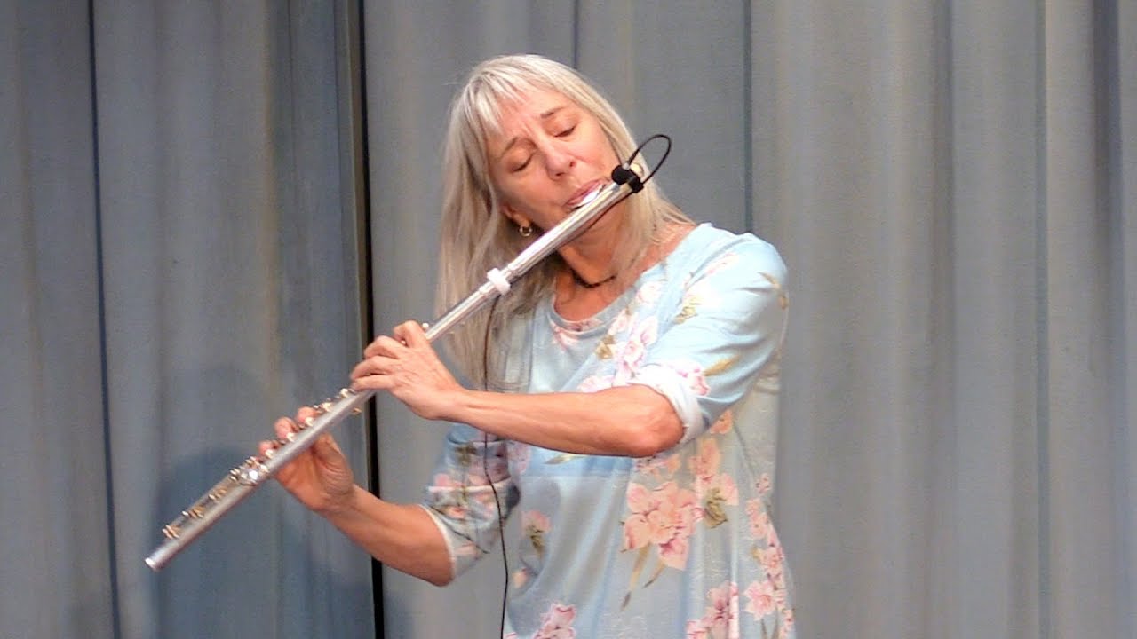 Roshana Ariel Performs 'Morning'