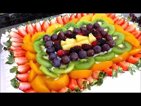 Lindo bolo decorado com frutas! Que delícia! Adriene Amorim. 
