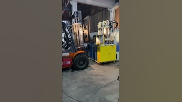 Vertical injection molding machine