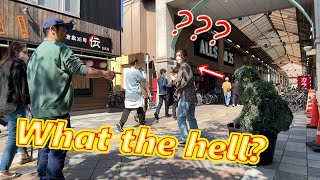 Бушмен пошутил на торговой улице в Японии