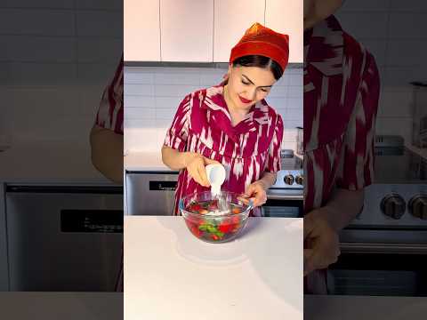 Chocolate covered strawberries with kataifi dough and pistachio paste/Клубника в шоколаде с катаиф