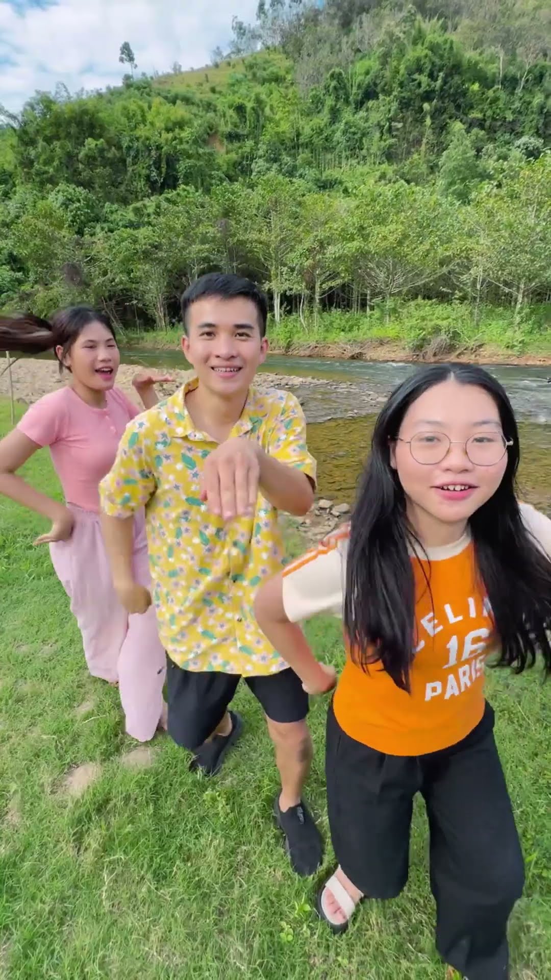 LNS - Tìm thấy tiếng Tắt Kè ở trong rừng || Dance animal in the forest #shorts