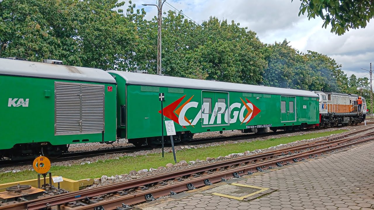 KA Mutiara Timur Rangkaian Panjang Membawa Tiga Kereta Bagasi Angkutan Bank Indonesia #keretaapi 