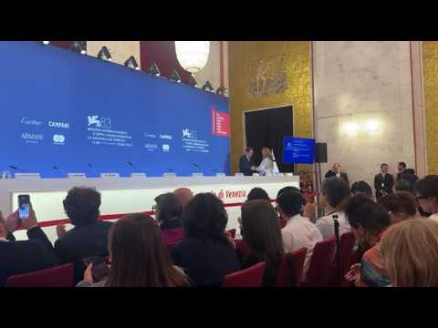 Video Venezia 83, applausi per i premiati in sala stampa. Il Leone d'oro a May el-Toukhy