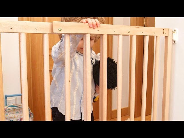 Cómo colocar una barrera de seguridad infantil en una escalera - Bricomanía  