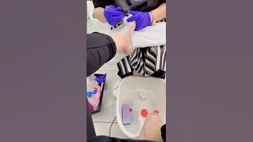 تعالوا معايا وأنا بقص شعري واعمل ضوافري 