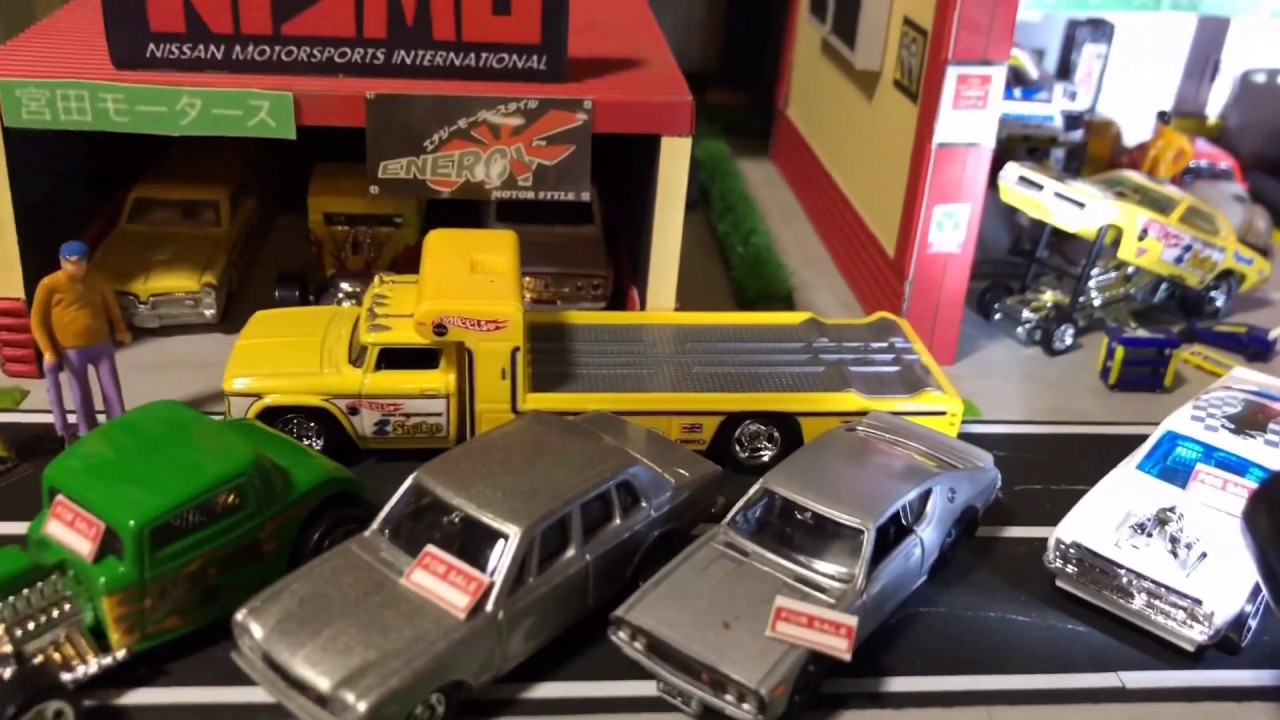 ミニカー、1/64、自動車販売店のジオラマ、リフト等手作り満載です