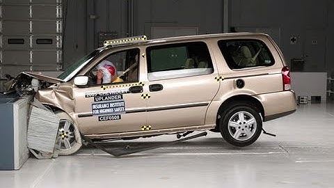 2005 Chevrolet Uplander moderate overlap IIHS crash test