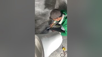 Nhân viên kỹ thuật lắp đặt thiết bị vệ sinh Himic tại nhà khách hàng