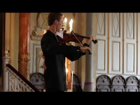 ハプニング バイオリン奏者がコンサート中になったお客さんの携帯着音をユーモラスにカバー