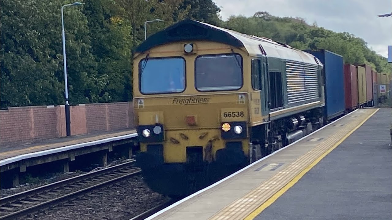 66538 4E31 with 42 containers meets 195022 1L45 @ Lea Road 18/9/2025