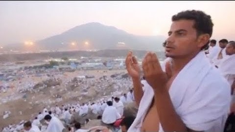 Pilgrims gather on Mount Arafat for Hajj