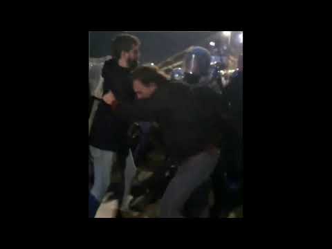 Torino: duro intervento di un agente di polizia su uno studente