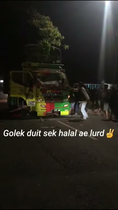 Truk oleng di area Spbu penundan