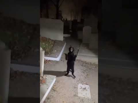 شاهد خوروج شيطان على شكل قطة في المقبرة ابلور شيطان