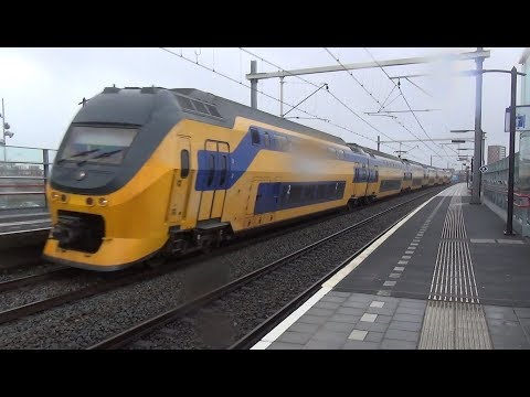 VIRM 8742 komt door station Almere Poort