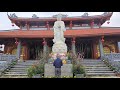 The old man went on a solo spring outing and visited a temple to pray.