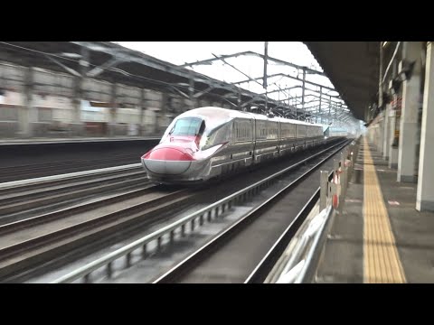 福島駅を超高速で通過していく秋田新幹線E6系こまちが先頭で東北新幹線E5系はやぶさを連結した下り1番列車