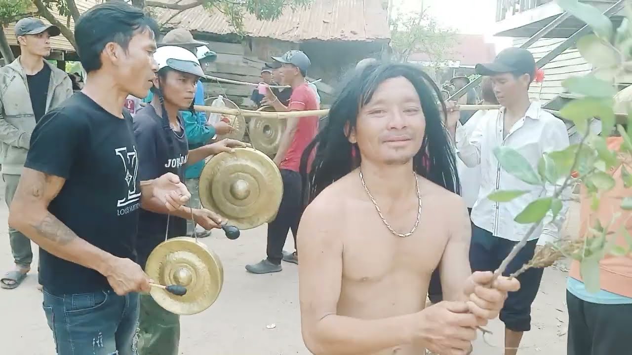 Công chiêng Rơng tnia yang nam