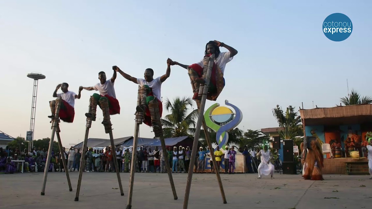 Cotonou découvre les masques de feuilles du Burkina Faso