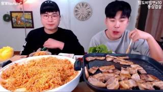 تحدي اكل 20 اندومي حار مع قطع الدجاج المتبلة # التوام الكوري   YouTube