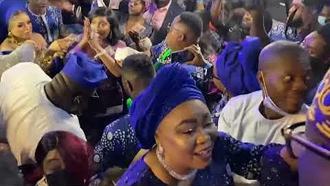 CUBANA CHIEF PRIEST, SOSO, ENIOLA BADMUS, BOBRISKY RAIN MONEY AT BURIAL OF  TIWA SAVAGE'S DAD