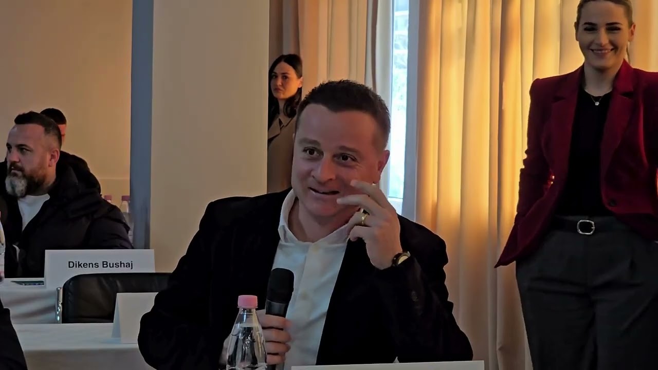 Top Channel/ Bllokohet mbledhja e këshillit bashkiak Vlorë, mbledhja e radhës të shtunën