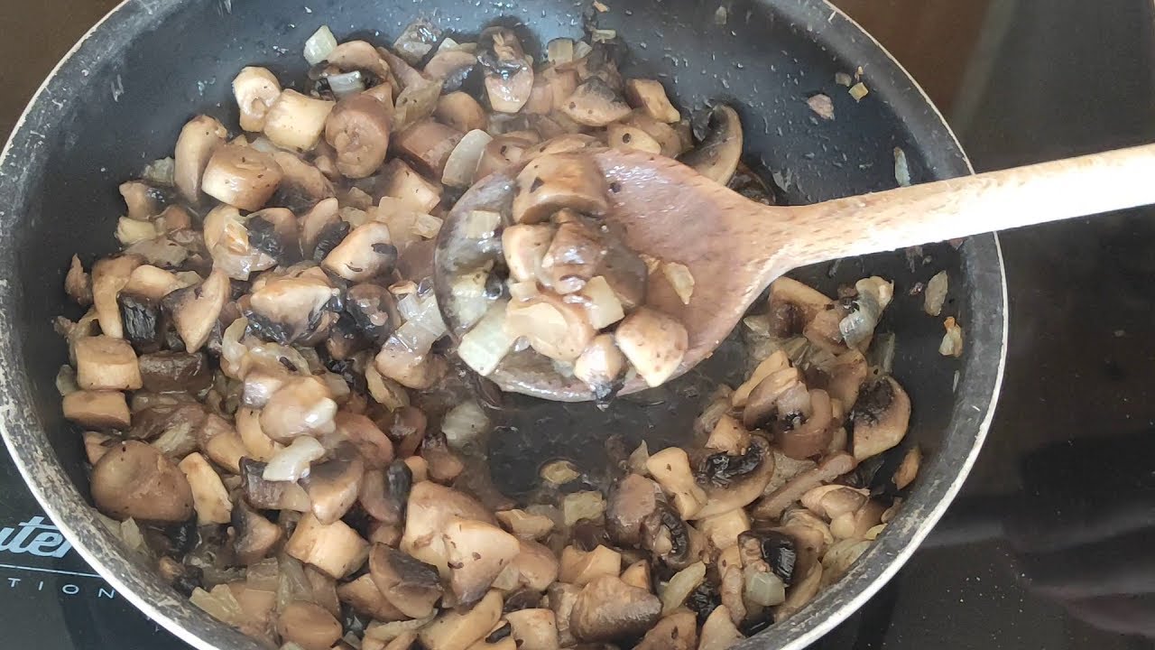 Сколько жарить грибы на сковороде по времени. Грибы в сметане на сковороде с луком. Жареные шампиньоны на сковороде. Маленькие шампиньоны жареные целиком на сковороде. Жареные шампиньоны на сковороде целиком.