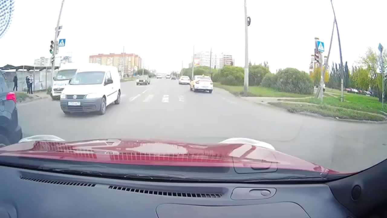 Баба ремонтирует авто