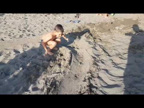 Partita di biglie sulla sabbia