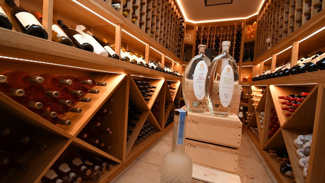 Ein Weinregal aus massiver Eiche von Daniel Albani - Gestaltung in Holz