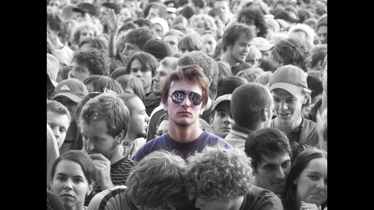 популярнее среди людей которые. человек толпы. человек среди толпы. человек из толпы. один среди толпы.